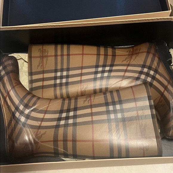 Burberry rain boots in a great condition - Picture 1 of 6